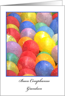Buon Compleanno Grandson, (Happy Birthday Grandson in Italian) una foto di un grappolo di palloncini colorati su un cartoncino bianco card