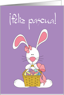 Feliz Pascua con conejo que lleva canasta de huevos card